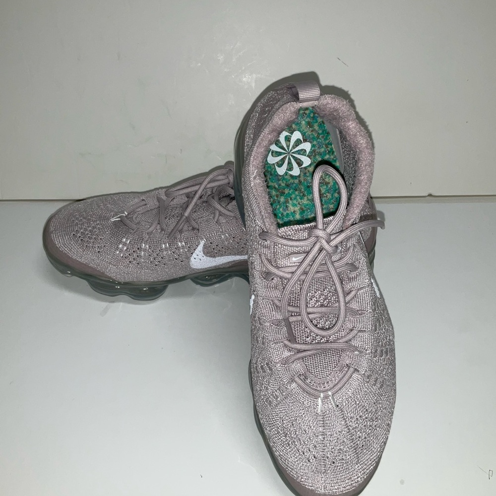 Nike Air Vapor Max Women’s Size8.5 Rose Gold  Color